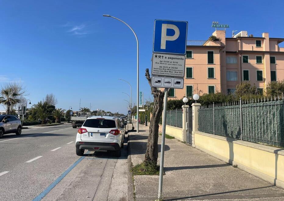 Marina di Pietrasanta, lungomare: parcheggi a pagamento anche di giorno sul lato monti