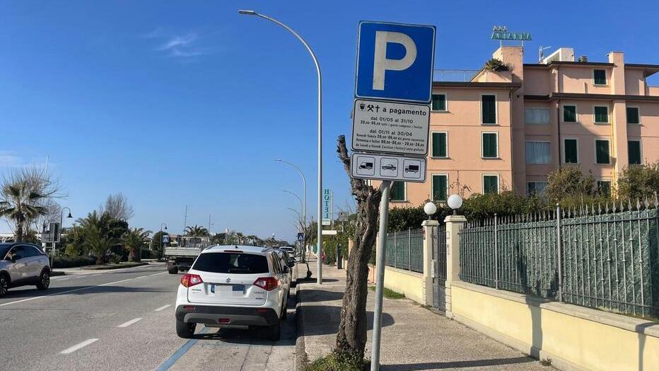Marina di Pietrasanta, lungomare: parcheggi a pagamento anche di giorno sul lato monti