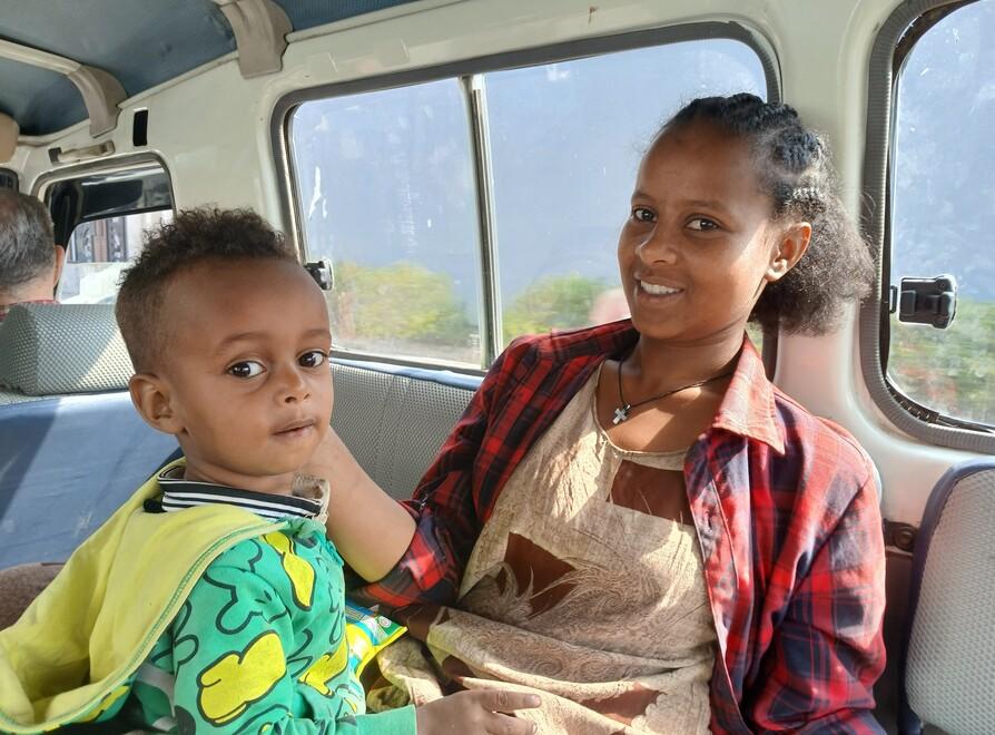 Il Gaom salva la giovane mamma Zennebè e il suo bimbo