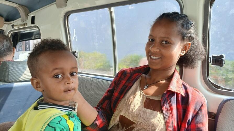 Il Gaom salva la giovane mamma Zennebè e il suo bimbo