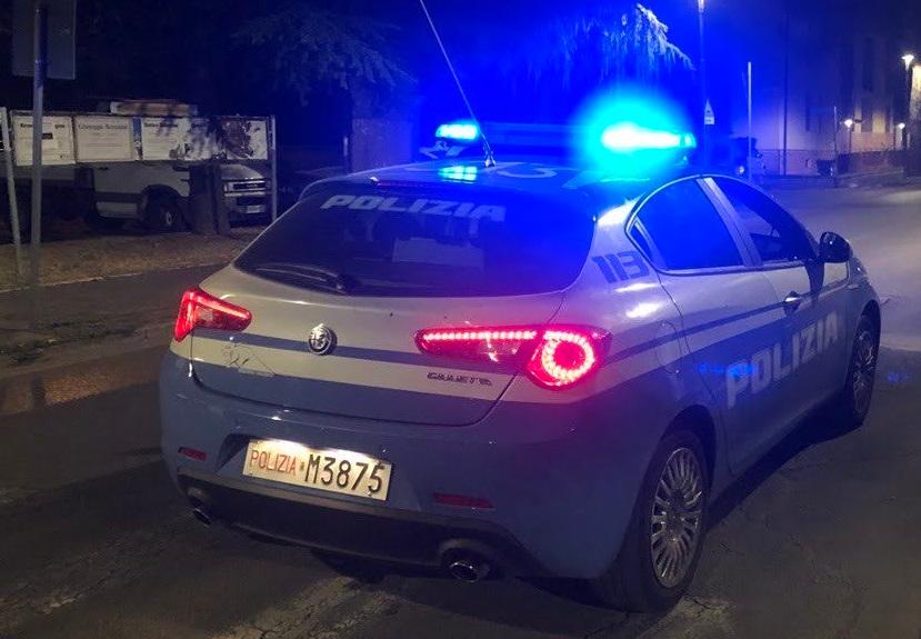 Entra di notte in un bar spaccando la vetrata, non trova soldi e si mette a cucinare: arrestato