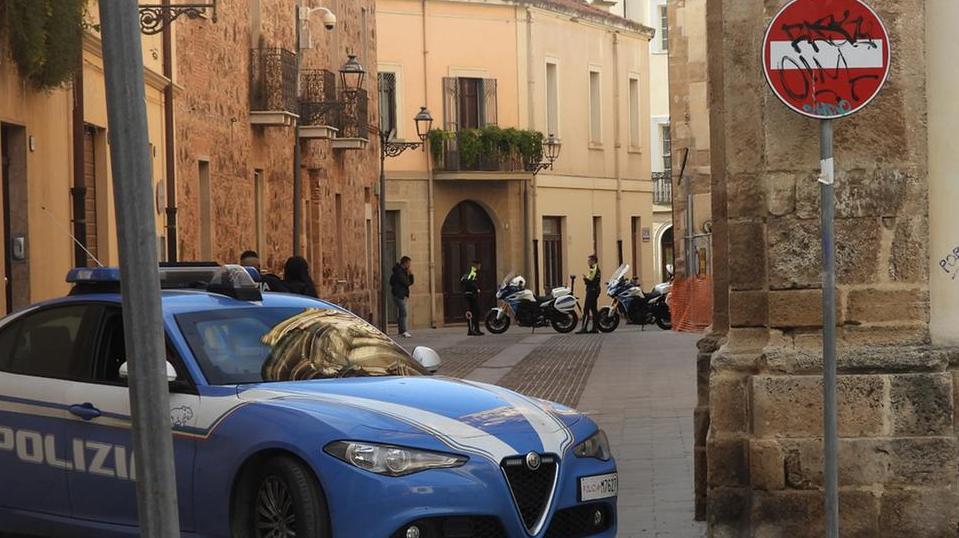 Terrore nella notte: gira per strada con un coltello e poi entra armato in un’auto