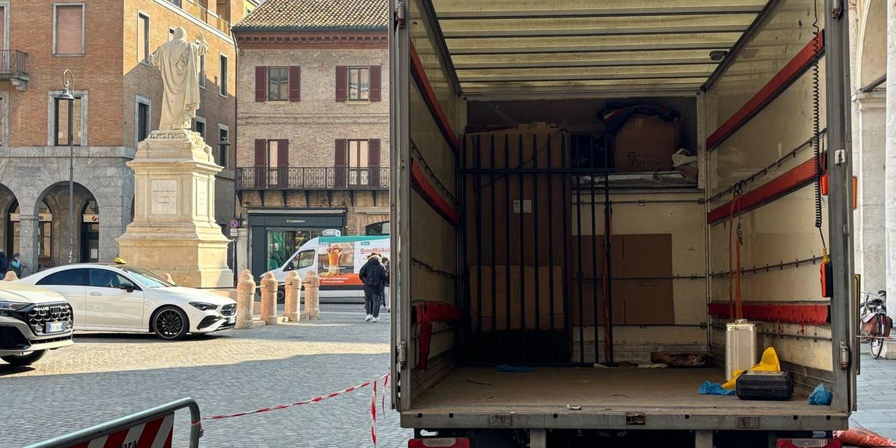 Ferrara, trasloco nell’ufficio di Lodi: rimosso anche un pezzo di cancellata