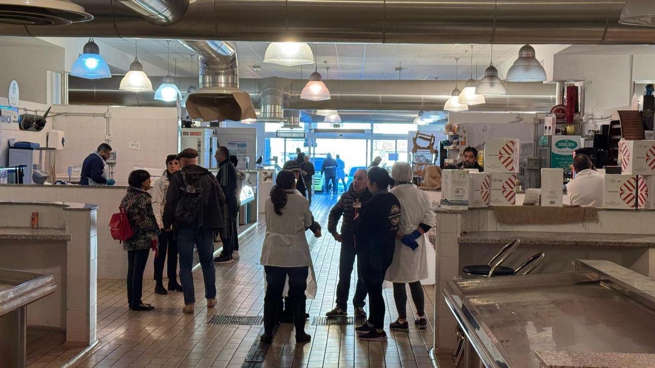 Sassari, protesta al mercato civico: commercianti bloccano i lavori sui banchi vuoti