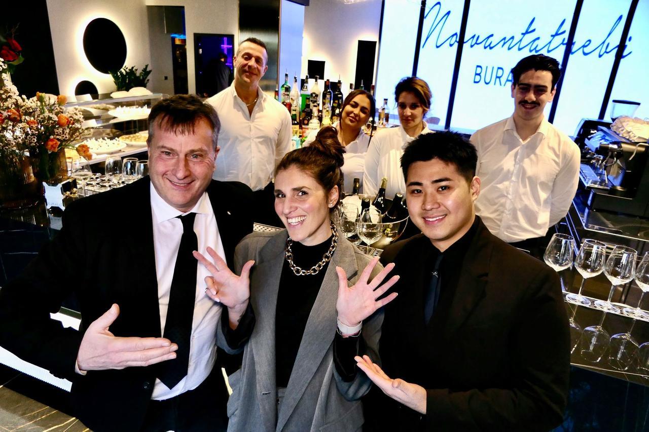 
	Lo staff del bar Novantatr&eacute;bi

