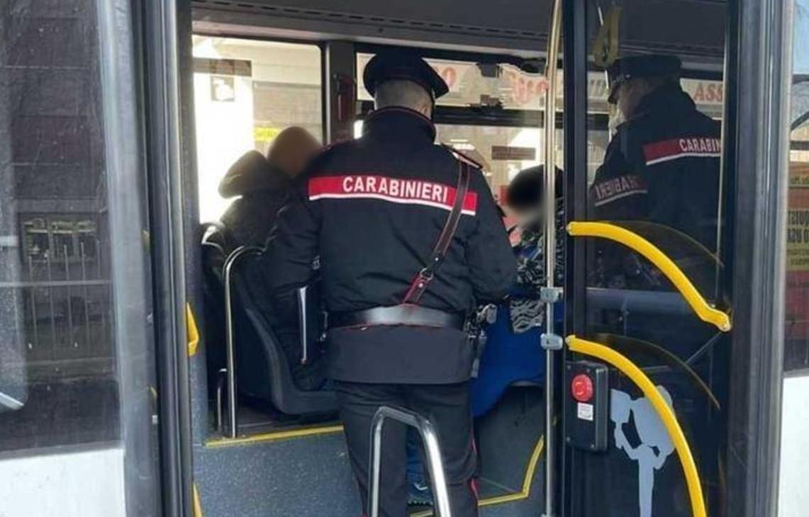 
	Controlli dei carabinieri sui pullman (foto d'archivio)

