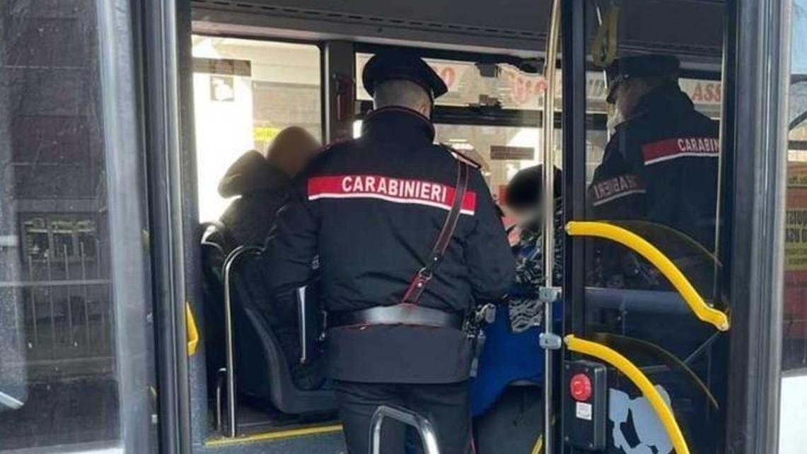 Controlli dei carabinieri sui pullman (foto d'archivio)