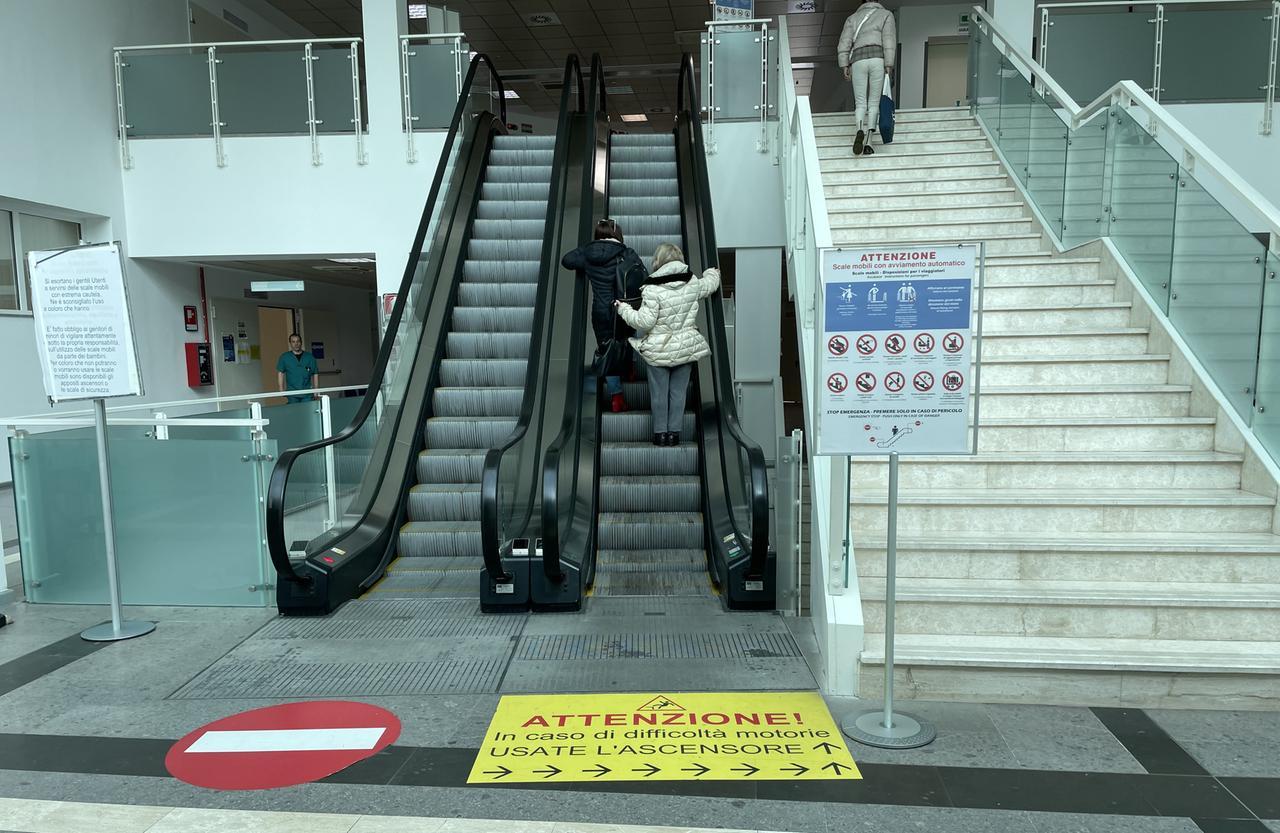 Precipita dalla scala mobile dell’ospedale: donna operata d’urgenza