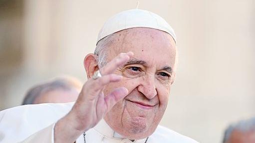 Papa, i medici del Gemelli: «Non è fuori pericolo»