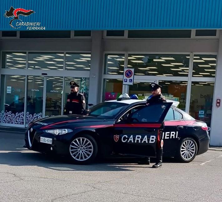 Cento, molesto e violento: arrestato 24enne