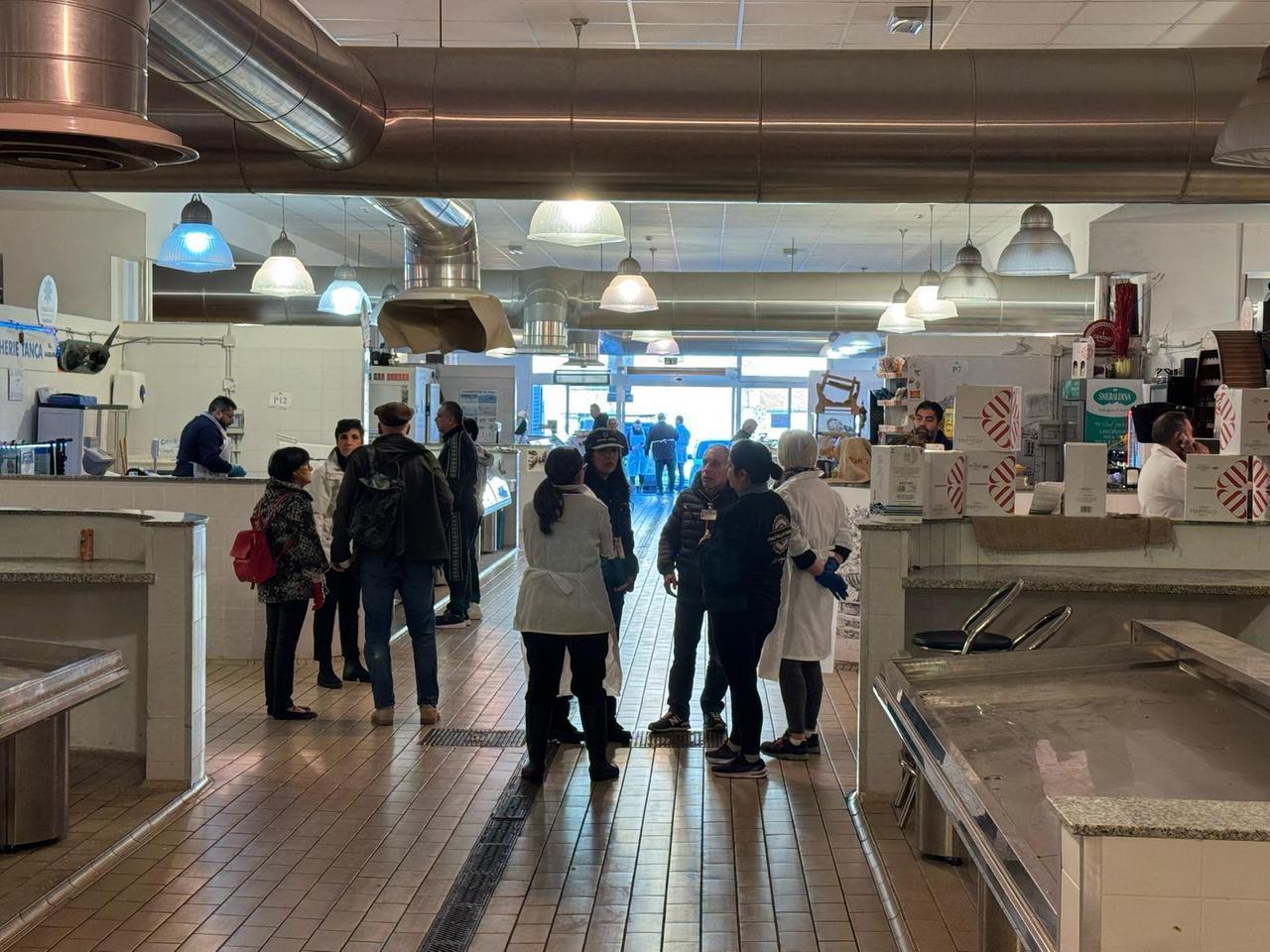 Sassari, tensione al mercato civico: commercianti contro la chiusura dei banchi vuoti – VIDEO