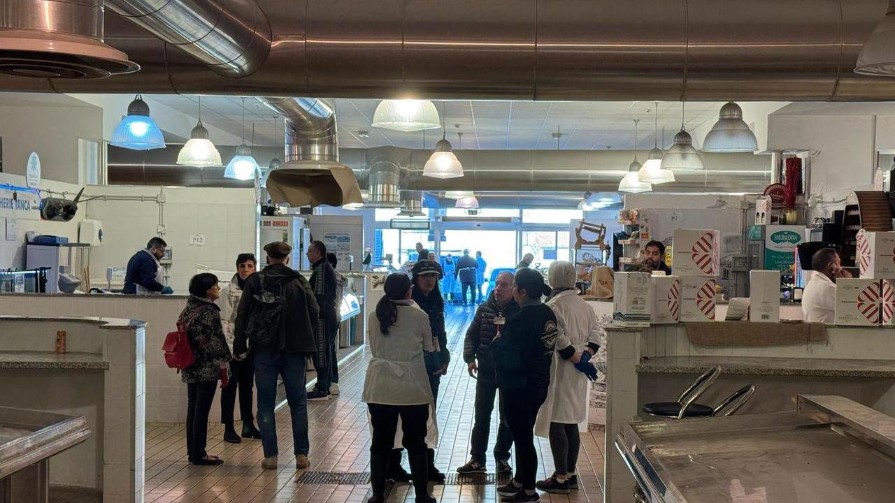 Sassari, tensione al mercato civico: commercianti contro la chiusura dei banchi vuoti – VIDEO