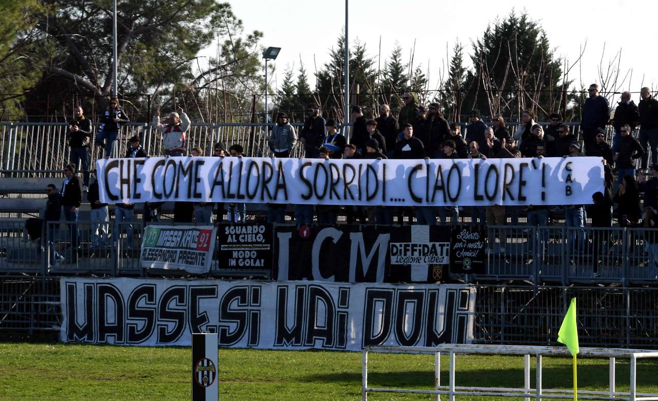 I tifosi della Massese con lo striscione dedicato a Lorenzo Molitierno (foto Cuffaro)