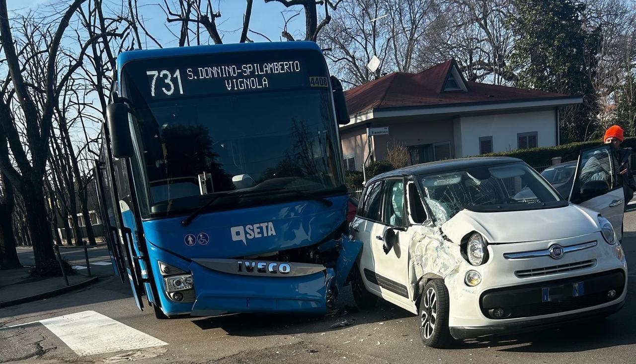 
	La corriera e l'auto dopo lo scontro

