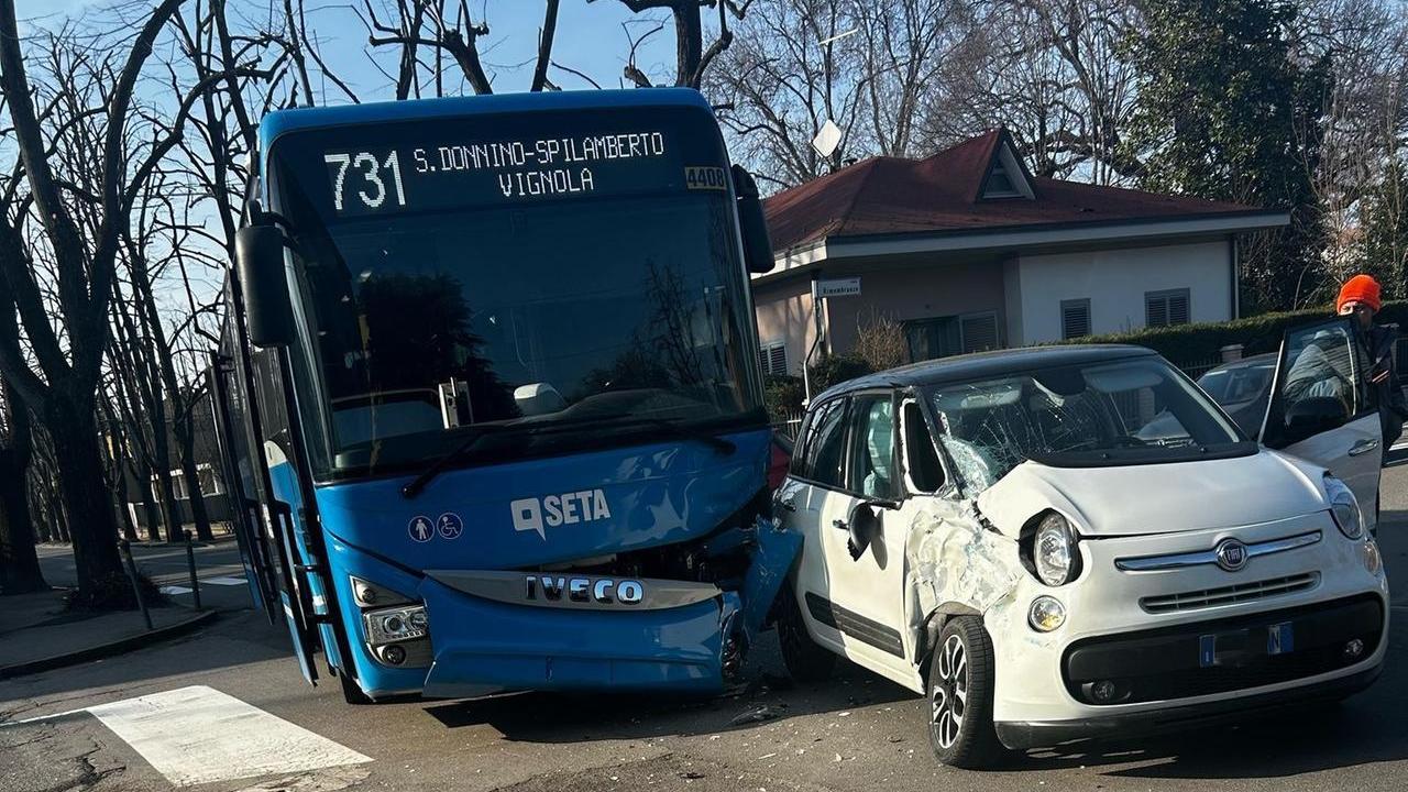 La corriera e l'auto dopo lo scontro