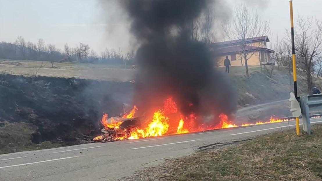 L'auto in fiamme sulla Fondovalle