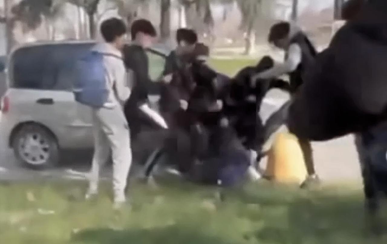 Studente picchiato selvaggiamente alla stazione delle corriere: i bulli filmano e si vantano sui social – Video