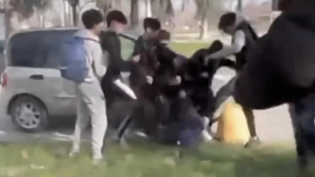 Studente picchiato selvaggiamente alla stazione delle corriere: i bulli filmano e si vantano sui social – Video
