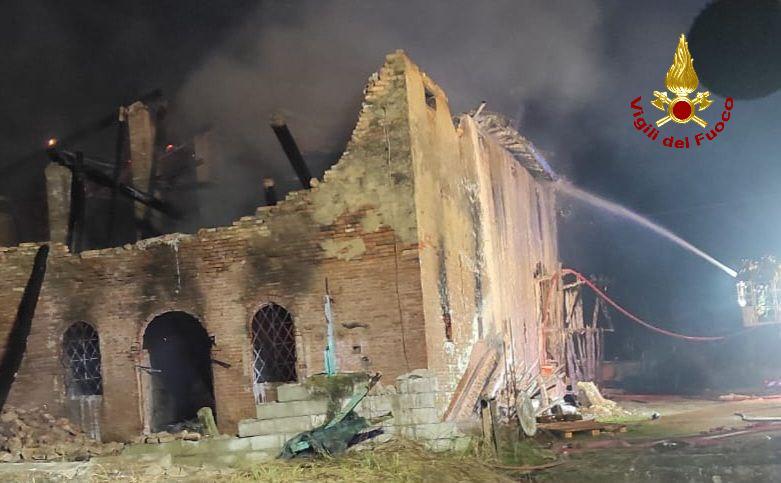 Incendio distrugge un casolare abbandonato a Brescello