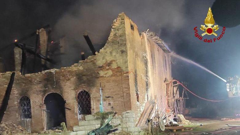 Incendio distrugge un casolare abbandonato a Brescello