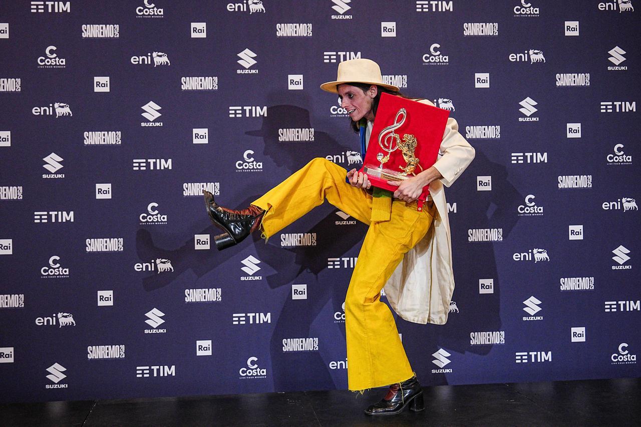 Lucio Corsi, secondo a Sanremo ma un rapper lo supera in classifica. E Chiara Ferragni apprezza