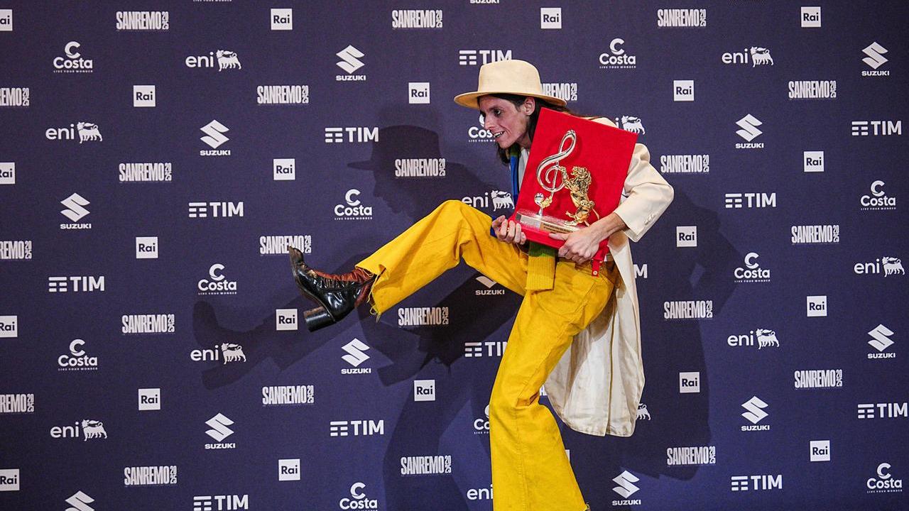 Lucio Corsi, secondo a Sanremo ma un rapper lo supera in classifica. E Chiara Ferragni apprezza