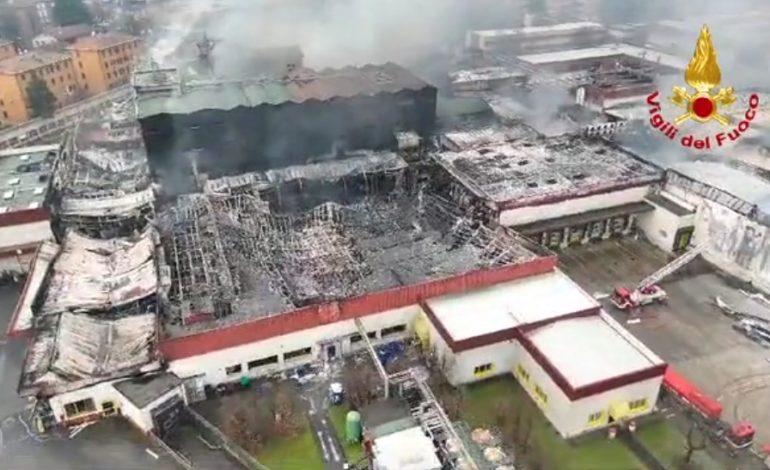 Incendio Inalca, parziale dissequestro per la bonifica: il rischio ora sono le infezioni e i topi