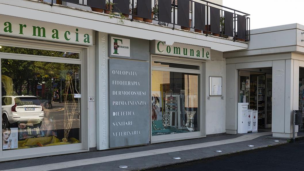 Montemurlo, due ladri fanno incetta di cosmetici davanti ai clienti della farmacia