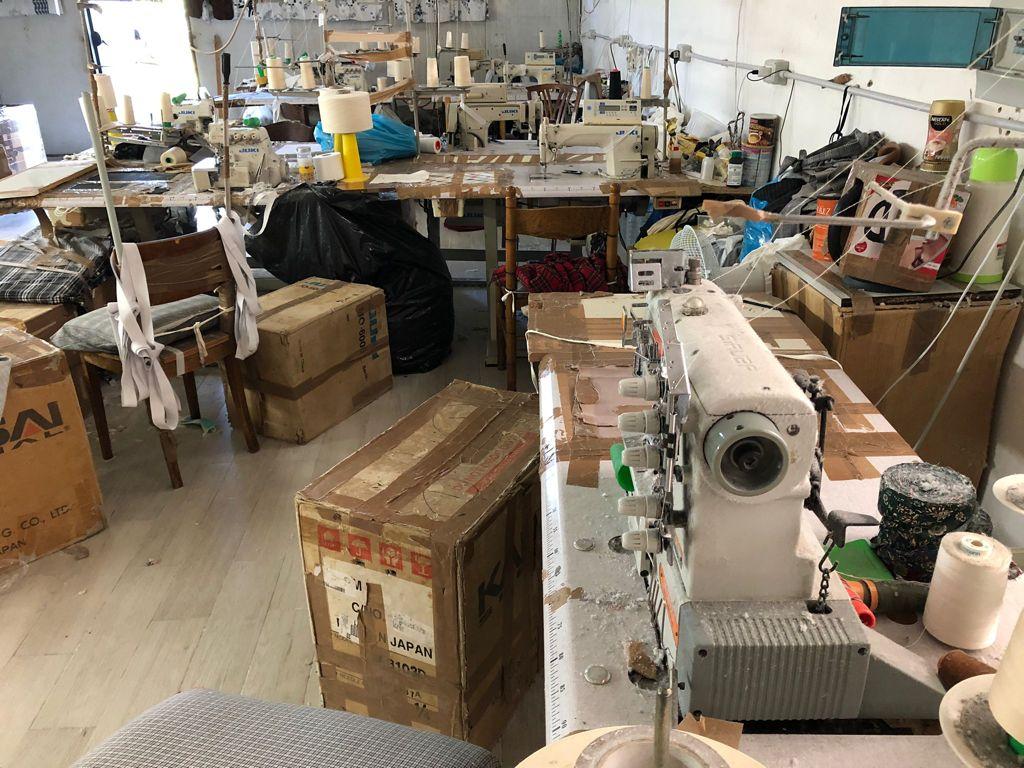 Prato, arrestati per lo sfruttamento dei lavoratori mandano avanti l’attività: scatta il sequestro