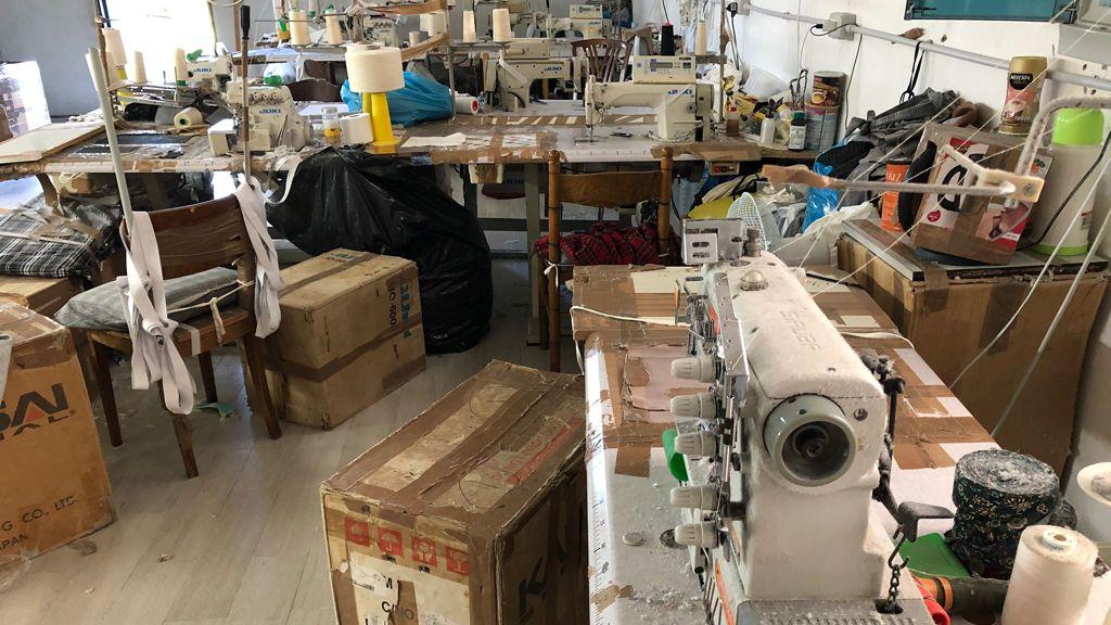 Prato, arrestati per lo sfruttamento dei lavoratori mandano avanti l’attività: scatta il sequestro