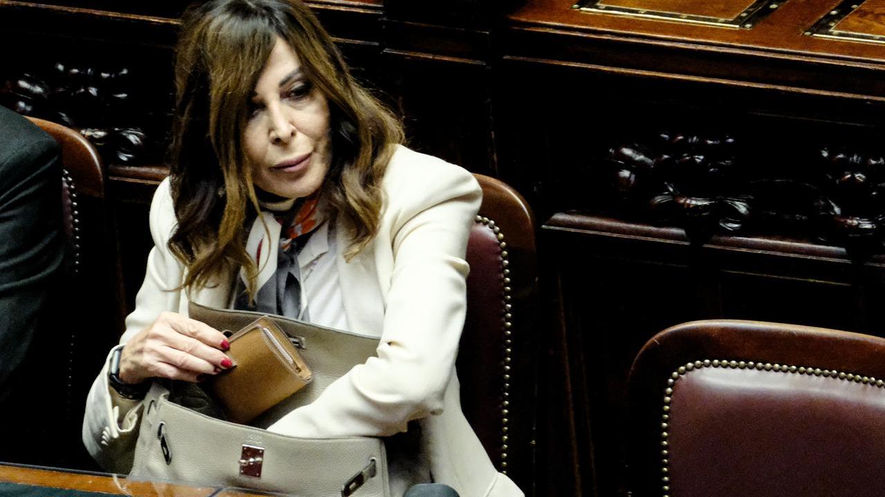 Santanché e i regali con le borse false di Hermès, la ministra: «Querelo tutti»