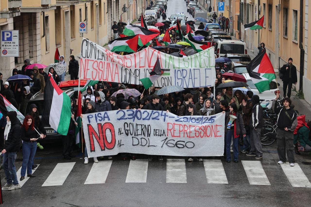 
	Studenti in piazza Pisa un anno dopo le manganellate (foto Stick)

