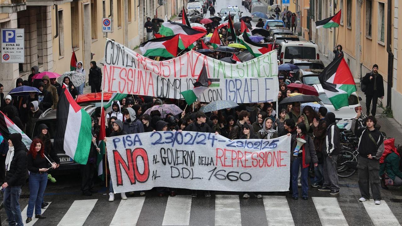 Studenti in piazza Pisa un anno dopo le manganellate (foto Stick)
