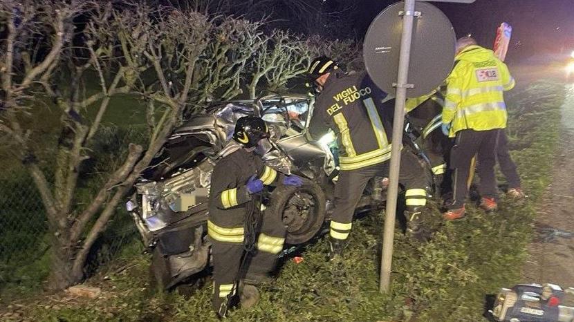 Schianto nella notte in via Emilia, due donne ferite nell’auto distrutta: «Le hanno tamponate e sono scappati a piedi» – Video