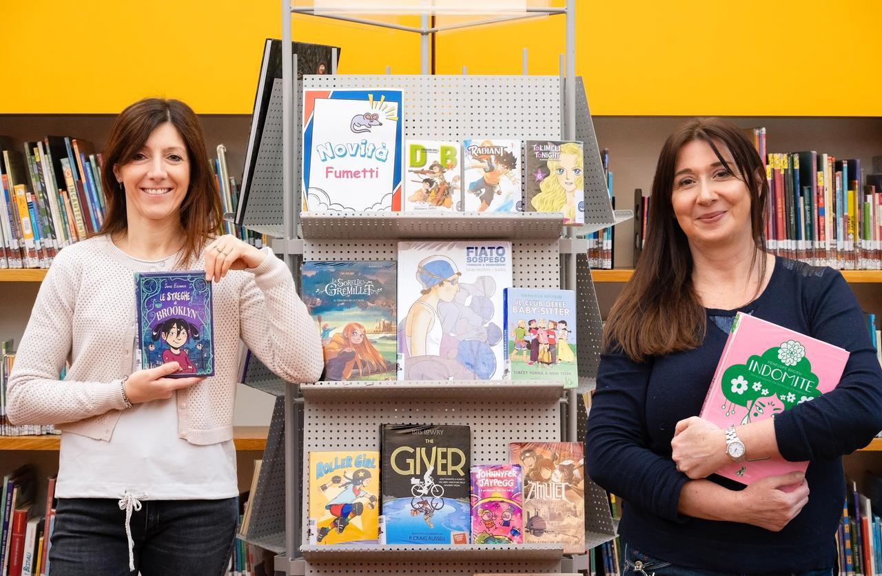 
	Silvia Bompani e Benedetta Galassini nella sezione Ragazzi della biblioteca Delfini

