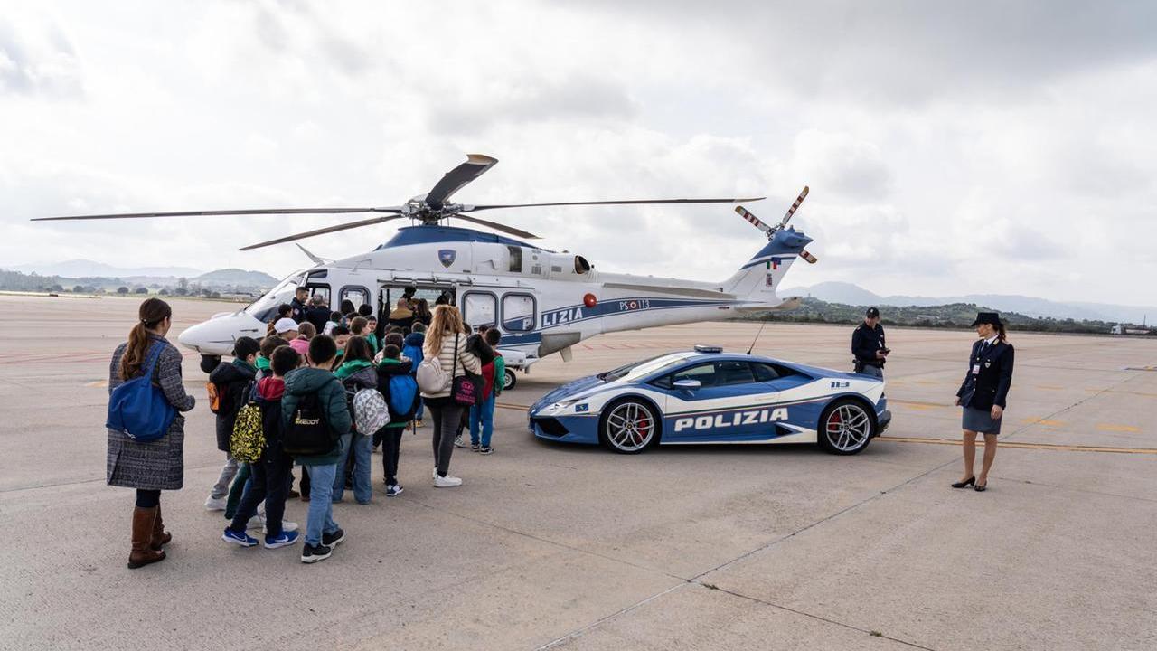 Olbia, elicottero e Lamborghini della polizia: i bimbi a lezione di legalità