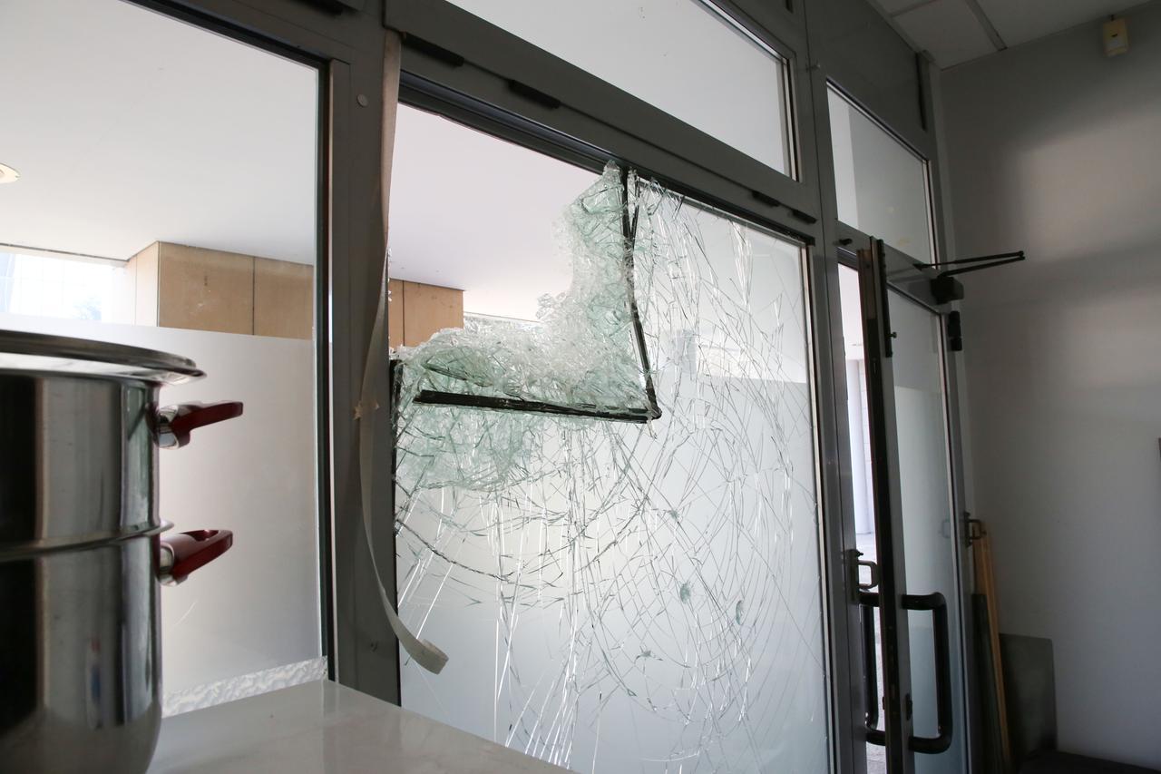 Furto al bar Mora Mora: il ladro non trova denaro allora si prepara la cena con i gamberi