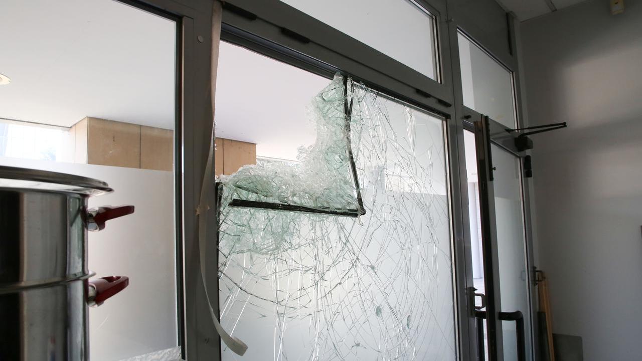 Furto al bar Mora Mora: il ladro non trova denaro allora si prepara la cena con i gamberi