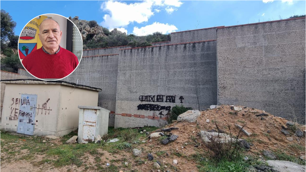 Le scritte minatorie e il sindaco di Orgsolo <em>(foto Massimo Locci)</em>