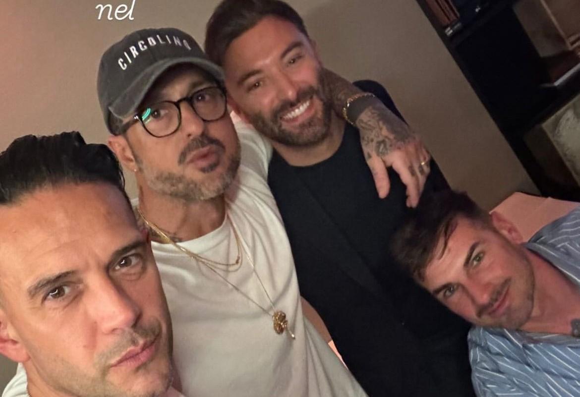 Fabrizio Corona a cena a Modena regala selfie a tutti