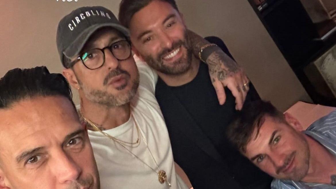 Fabrizio Corona a cena a Modena regala selfie a tutti