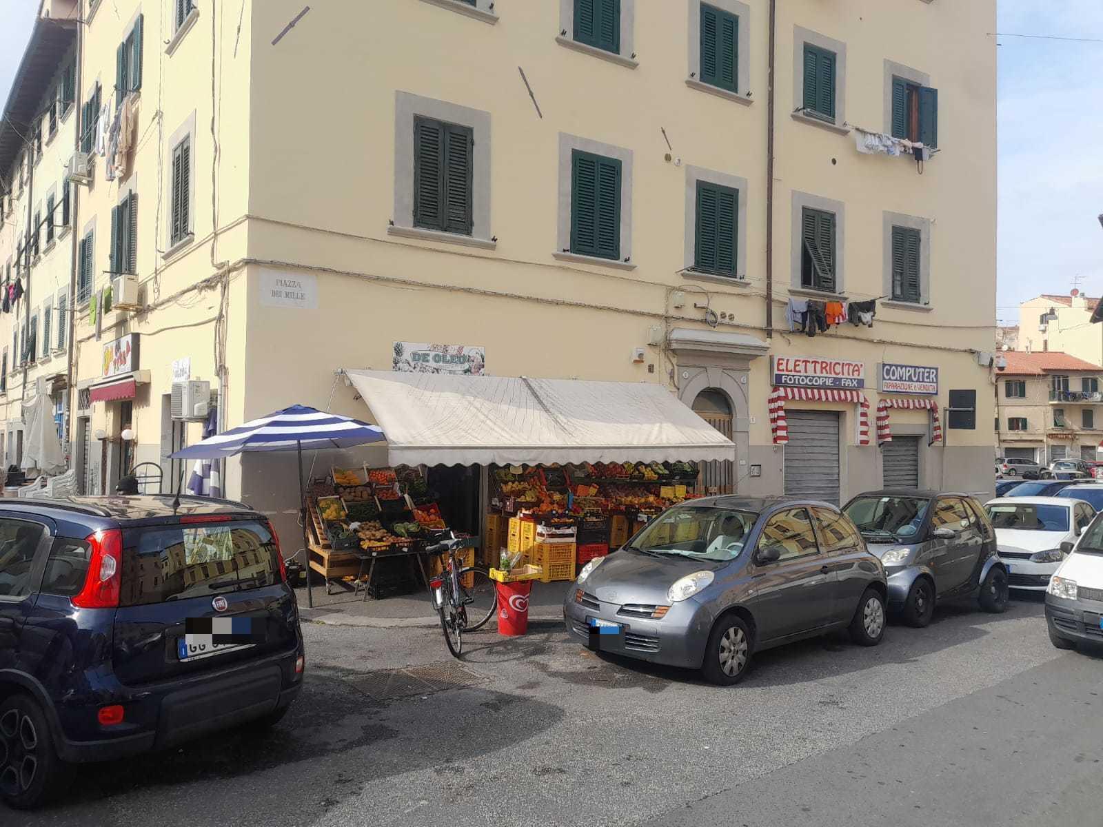 Il negozio di ortofrutta dove è stato arrestato il titolare, in piazza dei Mille