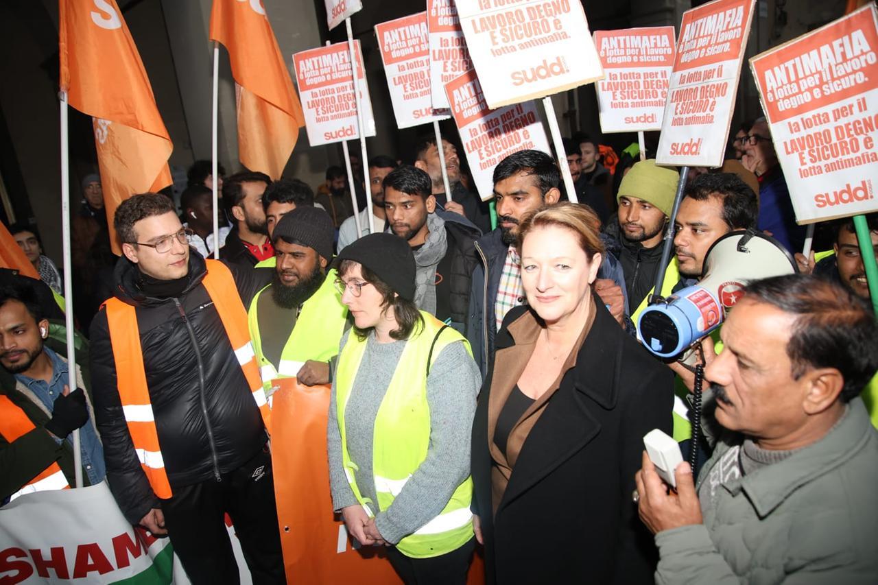 
	La sindaca Ilaria Bugetti in piazza coi lavoratori pachistani (foto Giovanni Tarducci)

