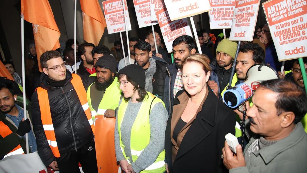 La sindaca Ilaria Bugetti in piazza coi lavoratori pachistani (foto Giovanni Tarducci)