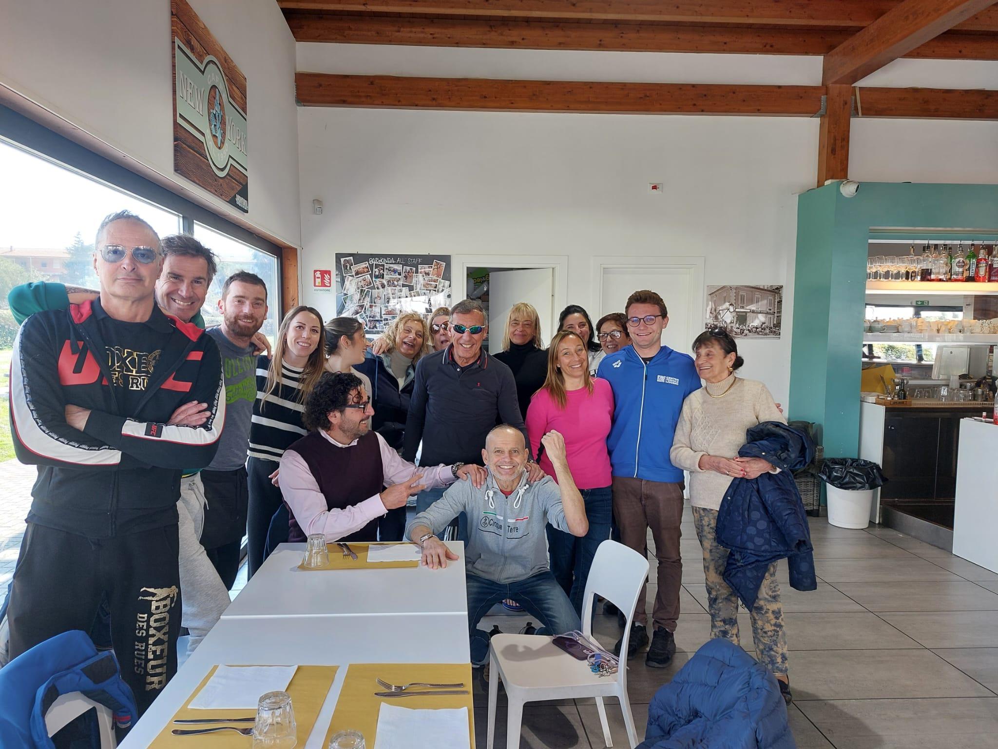 La festa organizzata in piscina per Bencini
