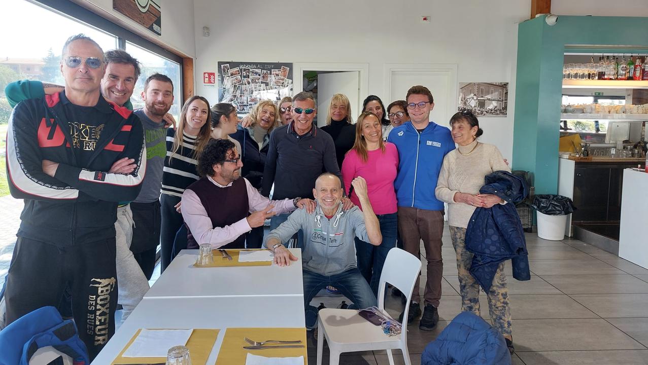 La festa organizzata in piscina per Bencini