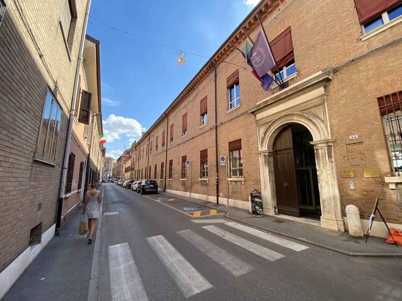 Protesta per liberare i macachi dell’Università di Ferrara, l’Ateneo: “Nessuna vivisezione”