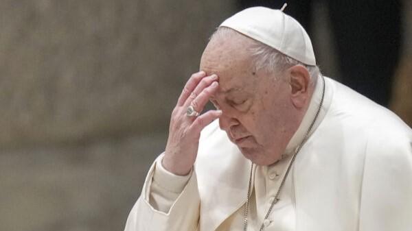 Si aggravano le condizioni di Papa Francesco: «È in prognosi riservata»