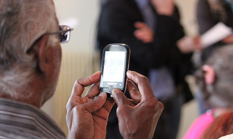 Le scaricano un’app sul cellulare: donna derubata di 100 mila euro