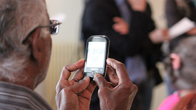 Le scaricano un’app sul cellulare: donna derubata di 100 mila euro